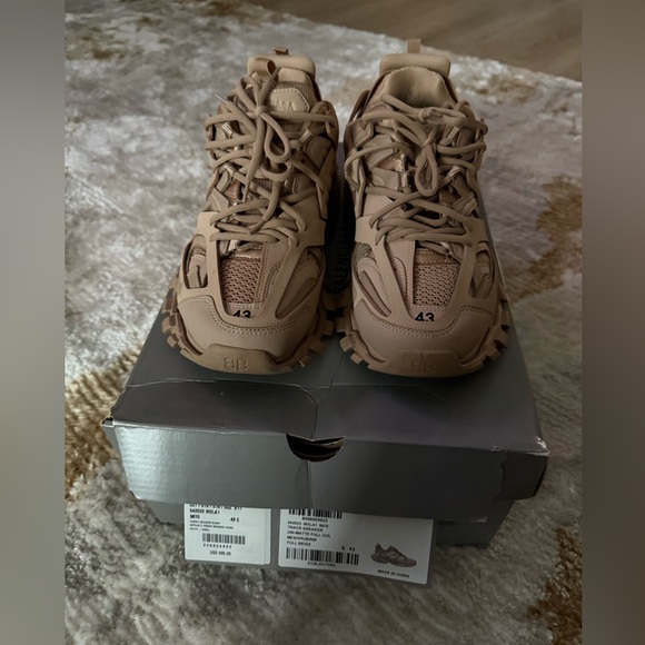 Like New Balenciaga 43 - Picture 1 of 2